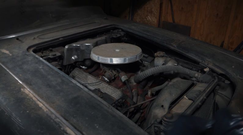 327 cubic-inch V8 inside the 1962 Chevrolet Corvette engine compartment