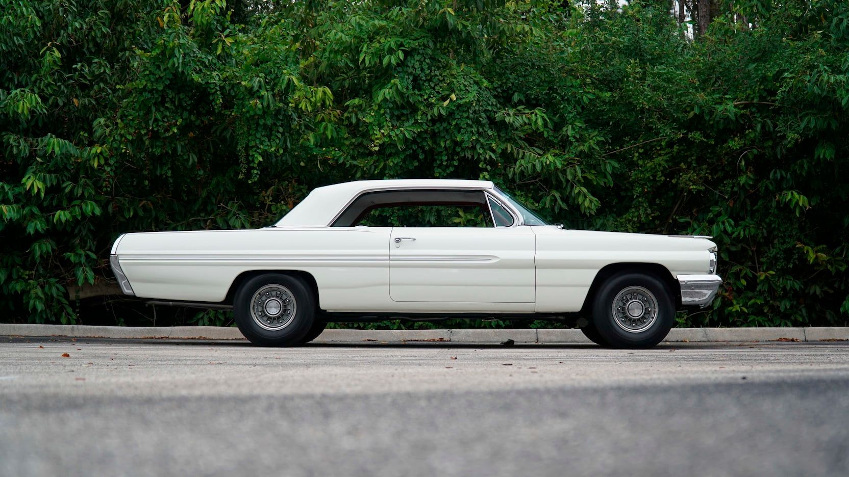 A parked 1962 Pontiac Catalina Super Duty 