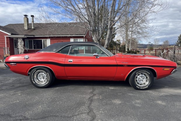 440+6–Powered 1970 Dodge Challenger R/T SE 4-Speed