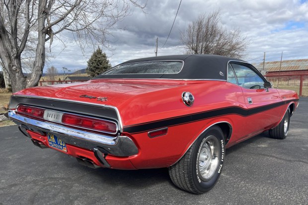 440+6–Powered 1970 Dodge Challenger R/T SE 4-Speed