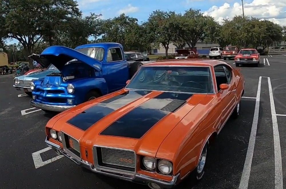 An 1972 Oldsmobile 442 alongside other classic cars