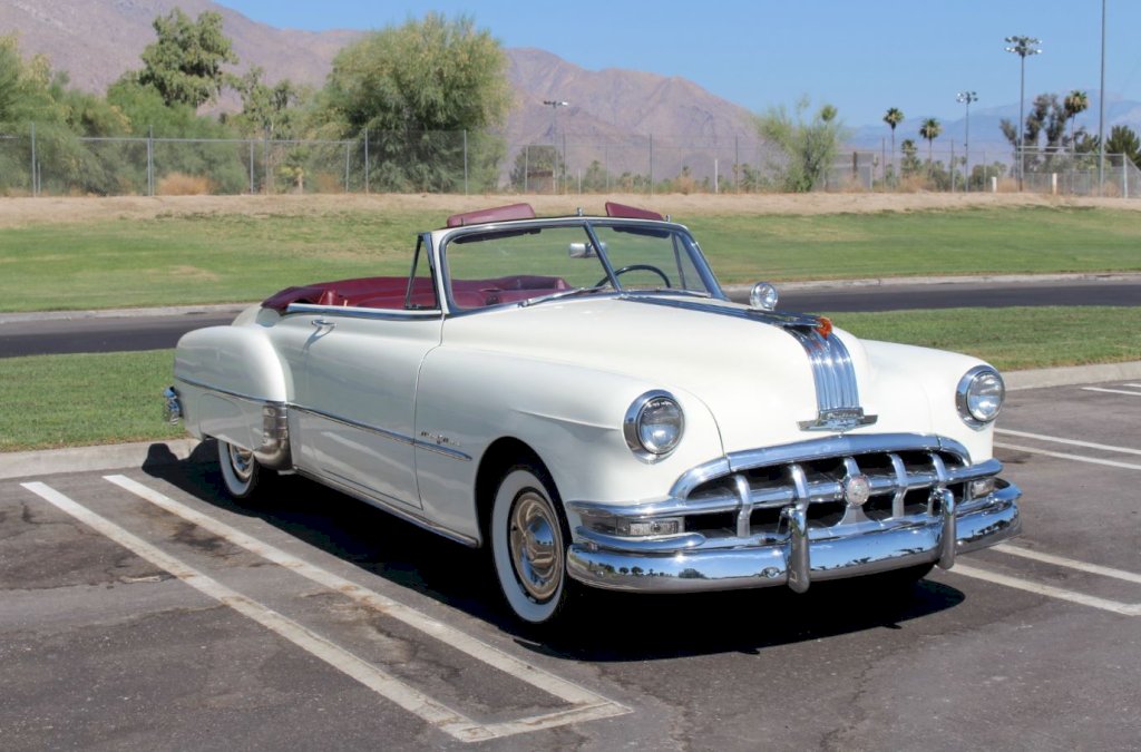 The Streamliner featured a sleek, fastback design, with a distinctive rear window that wrapped around the car's C-pillar.