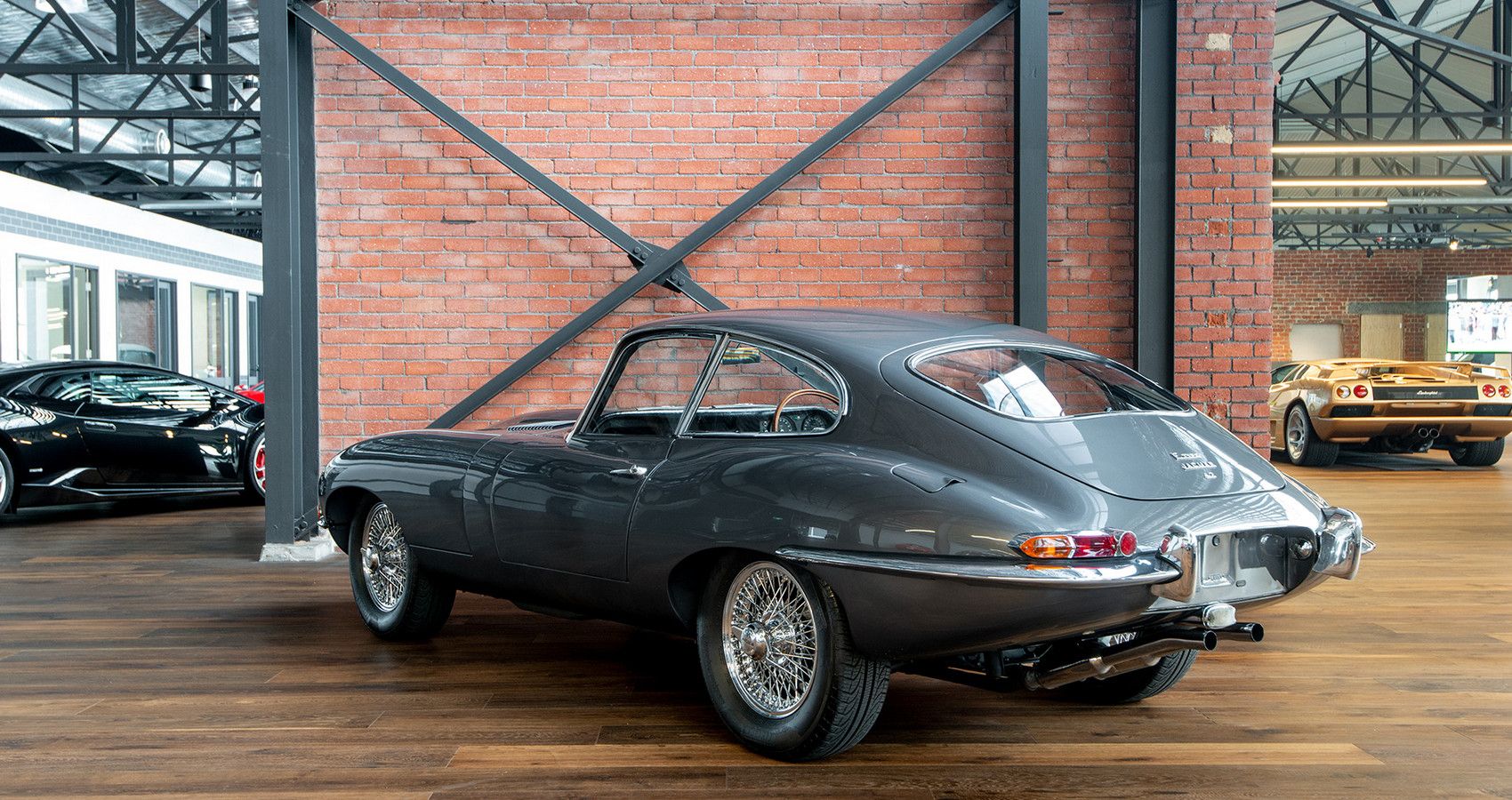 Jaguar E-type - Rear Quarter