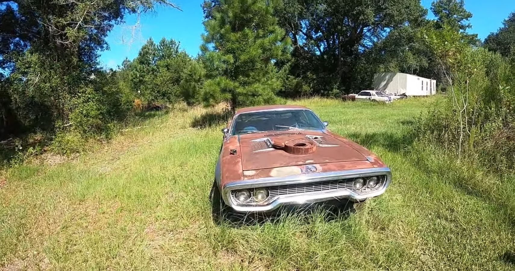 Plymouth Road Runner, rusty, front profile view